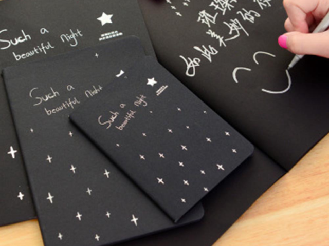 Material escolar preto