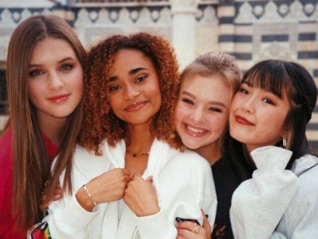 Melánie, Savannah, Sofya e Hina.