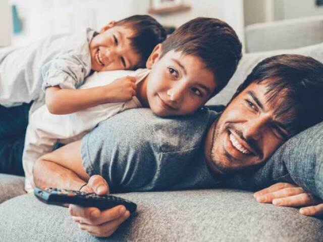 Assistir a algum filme largados no sofá!
