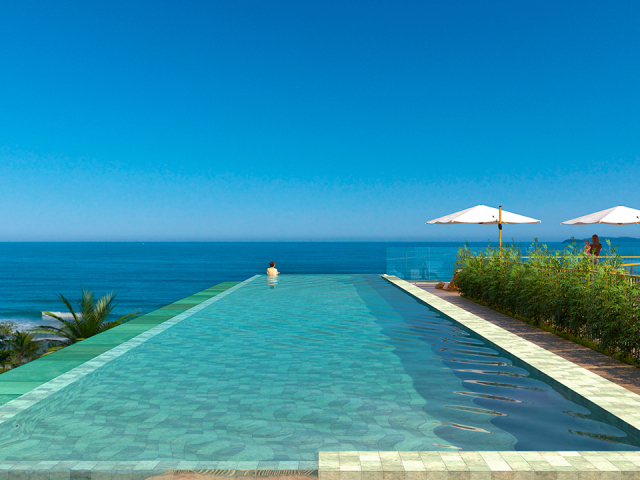 na piscina do hotel