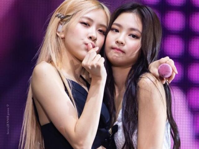 Escolha entre essas imagens e te indicarei um solo do Blackpink