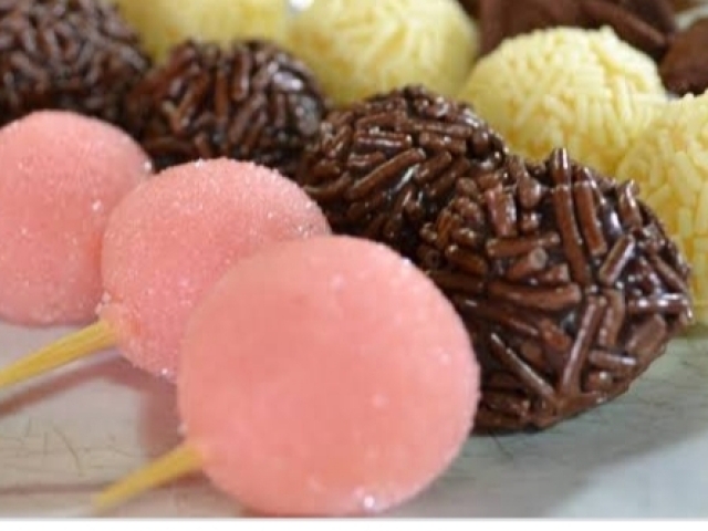 Espetinho de brigadeiro,tem vários sabores