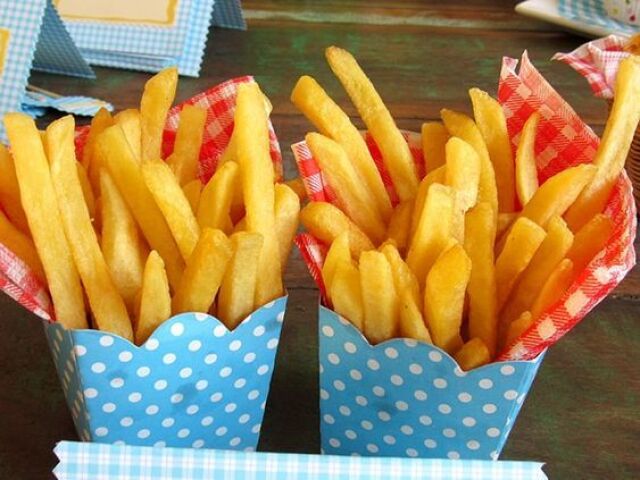 VÁRIAS DESSAS BATATAS FRITAS