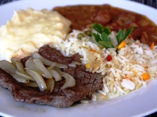 Comida padrãozinha brasileira mesmo... (arroz, feijão e carne)