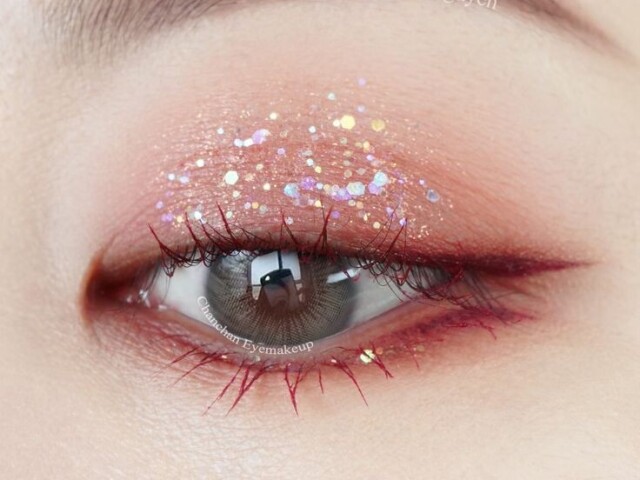 Apenas glitter no olho e uma sombra rosa bem claro