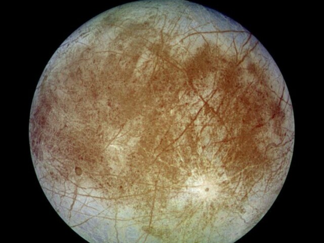 Europa, parece ter gelo em sua superfície