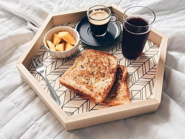 Café, torradas, suco e fruta