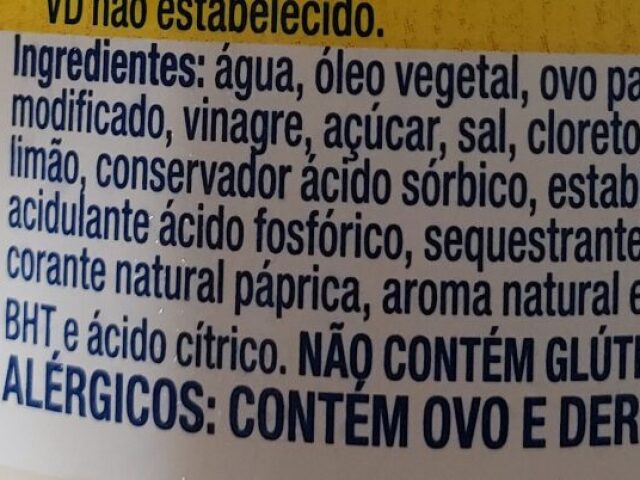 Lista de ingredientes longa, contendo nomes difíceis como conservantes, acidulantes, dextrose, corante e estabilizante