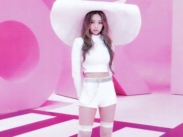 jennie em ddu du ddu du (eu nem amo esse figurino ta)