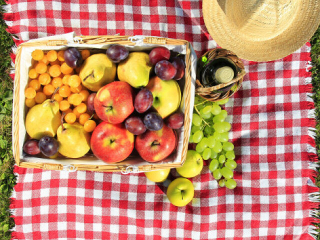 Um piquenique com frutas e um bom chazinho.