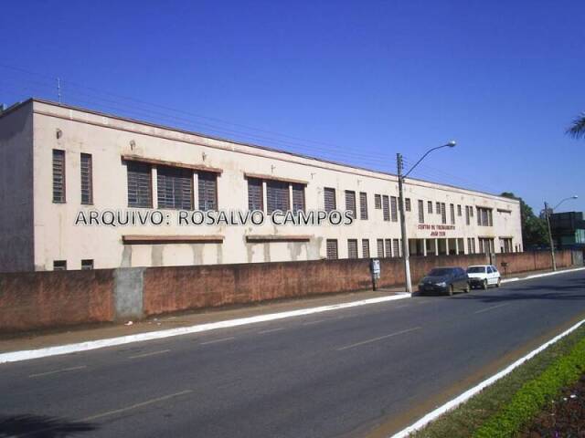 FOI CONSTRUIDO NO LUGAR O SHOPPING RIO VERDE.