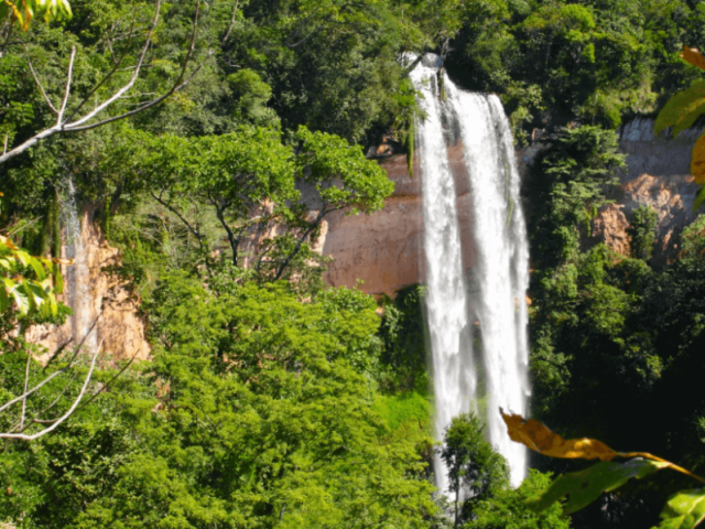 CACHOEIRA DA ÁGUA LIMPA - LOCALIZADA NA REGIÃO DE OUROANA DISTRITO DE RIO VERDE GO.