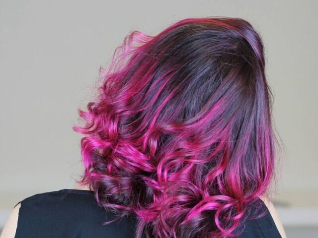 Cabelo com madeixas rosa.