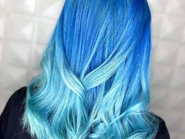 Cabelo azul.