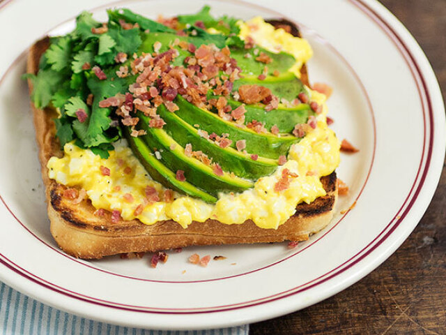 sanduíche de bacon de peru, ovos mexidos e abacate