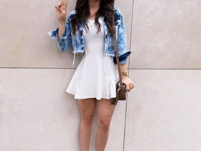 vestido branco com casaco jeans