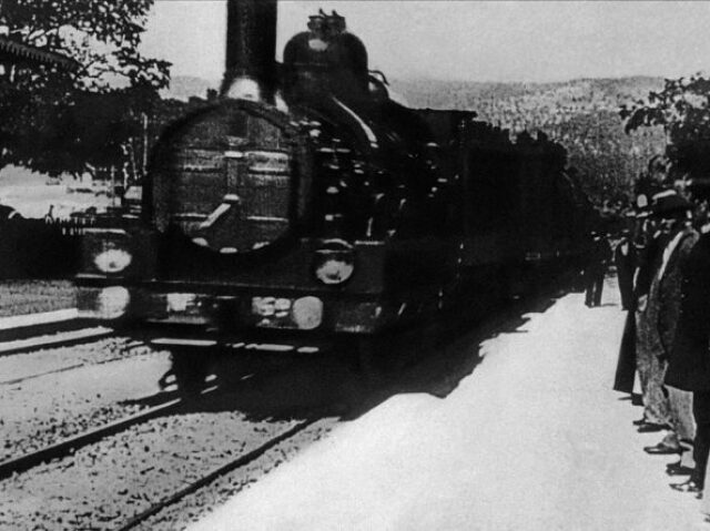 A CHEGADA DE UM TREM NA ESTAÇÃO LA CIOTAT