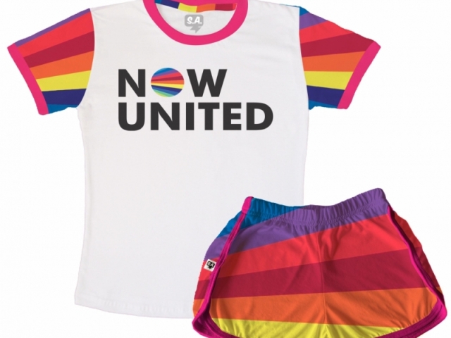 um pijama colorido tbm que e da now united