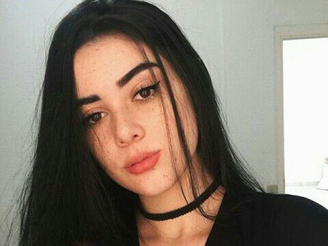 Menina solteira que tenta acha aquem pelo tiktok