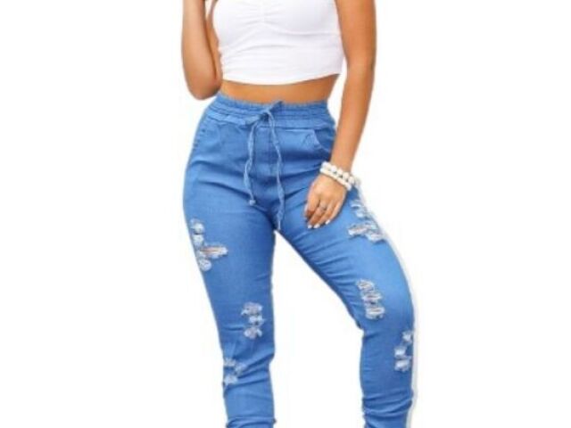 (Não coube td, mas é uma calça jeans com um cropped branco)