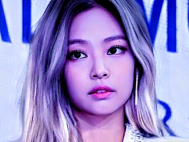 Jennie
(Se for usar essa imagem dê os créditos à mim e i love kpop pois foi eu quem editei mas a imagem é dela)