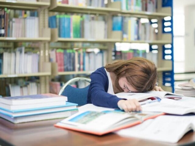 Estuda em cima da hora.