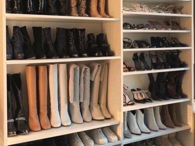 Closet com cores mais neutras e básico :) Parabéns!!