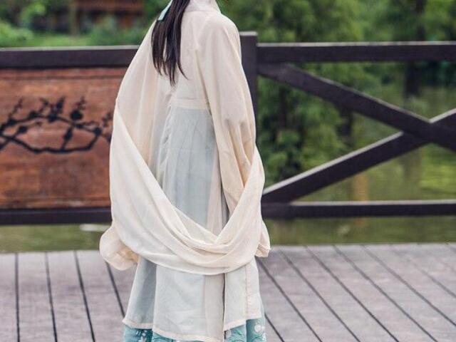 Na outra alternativa tá a continuação dessa roupa, mas selecione esta.
PS: Se você selecionar a outra não vai nem ganhar nem perder nada.