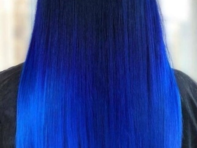 Um cabelo liso mais com cores azuladas