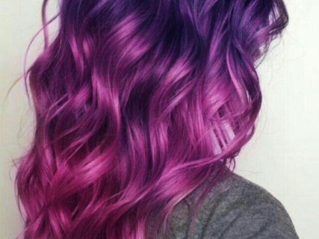 Um cabelo cacheado e com cores roxas e rosas😱