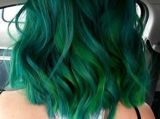 Um cabelo cacheado mais curto e com cores verdes 😍