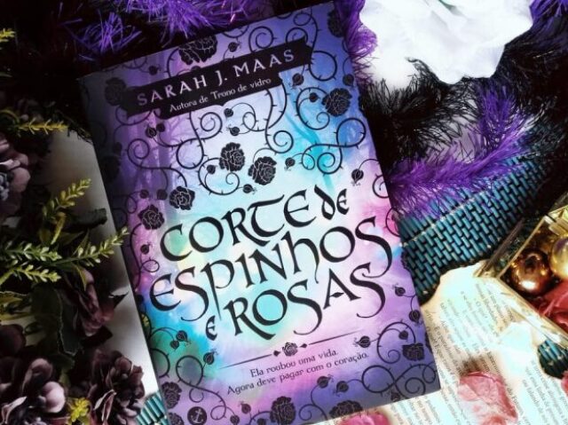 Corte de Espinhos e Rosas- Sarah J.Mass
