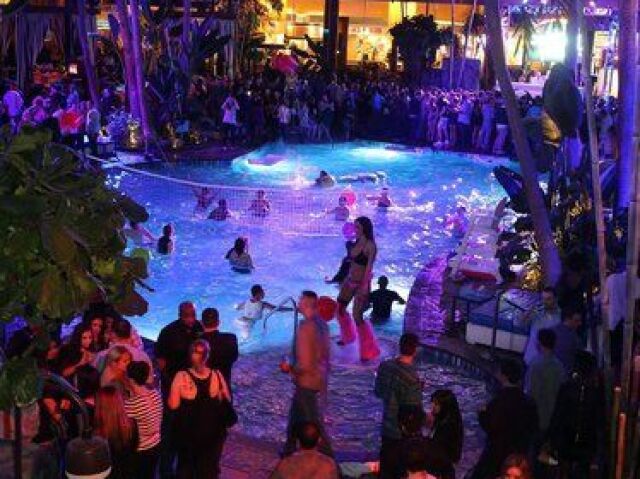 Estou convidada para a sua pool party perfeita?
