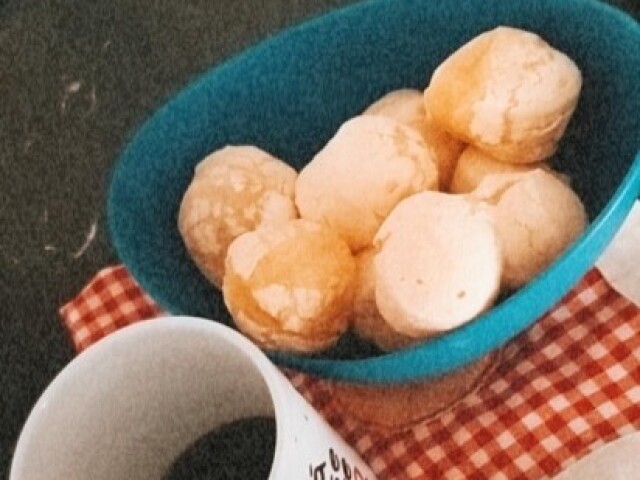 Eu adoro comida gerado mas não muito então então como mesmo pão de queijo (: