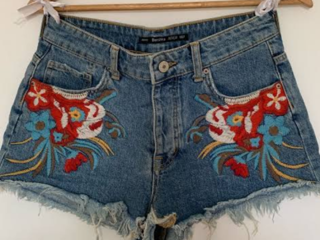 Short jeans com flores