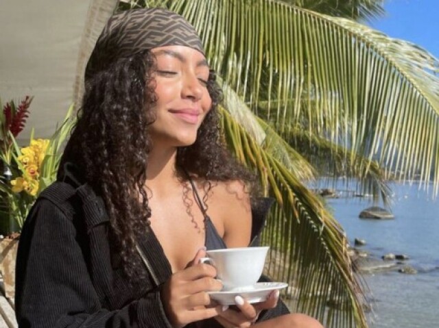 Any Gabrielly nascida em 8 de outubro de 2001 se encontra no momento com 19 anos, ela é representante do Brasil no grupo pop Now United e ainda quanto pequena ela já demonstrava talento para canta.