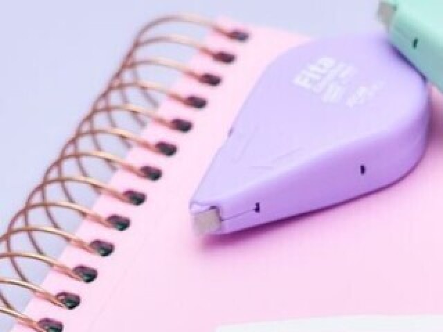 Roxo.