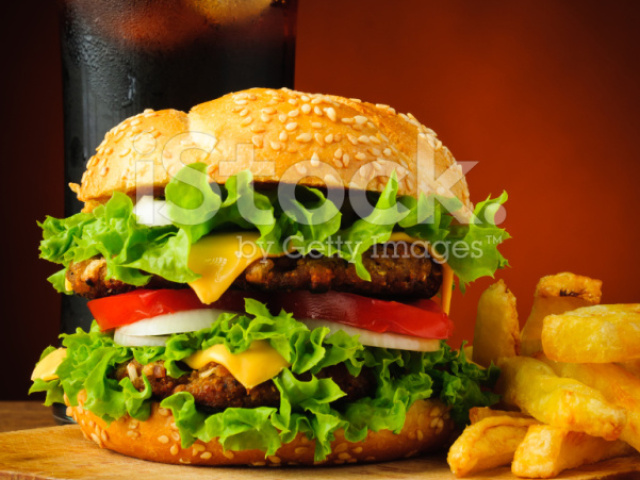 Hambúrguer com fritas e Coca