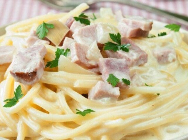 Macarrão com molho branco