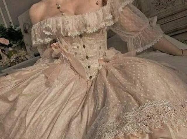 Lindo, elegante, um vestido que realmente mostre à todos que sou da realeza!