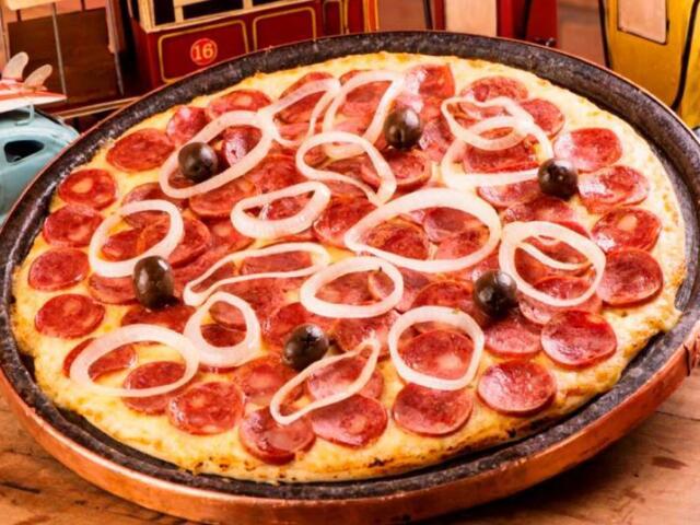 pizza de calabreza com cebola