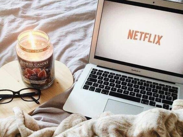 Gabi odeia viajar e só gosta de ficar assistindo Netflix em casa