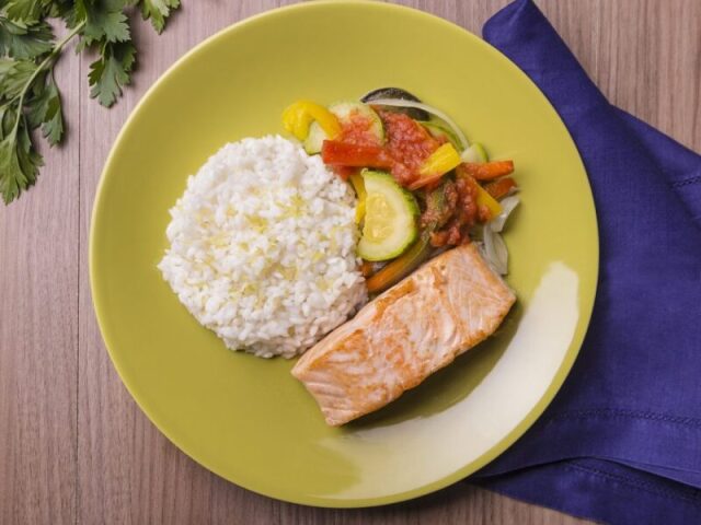 Arroz com bife de frango e verdurinhas