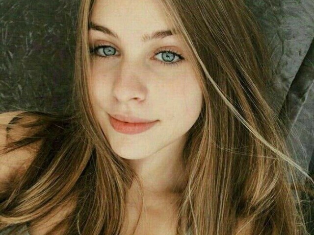 Ou uma de cabelo castanho