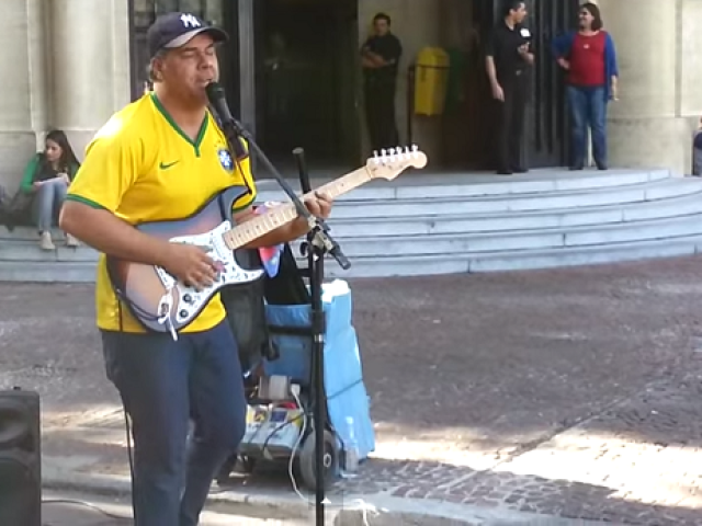 Algo com música meio fracassado mas feliz