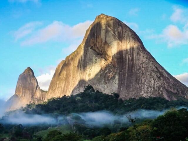 Em uma montanha com uma bela vista da paisagem e pôr/nascer do Sol