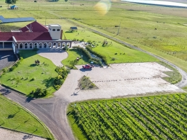 Em uma fazenda, com uma paisagem rural bem linda