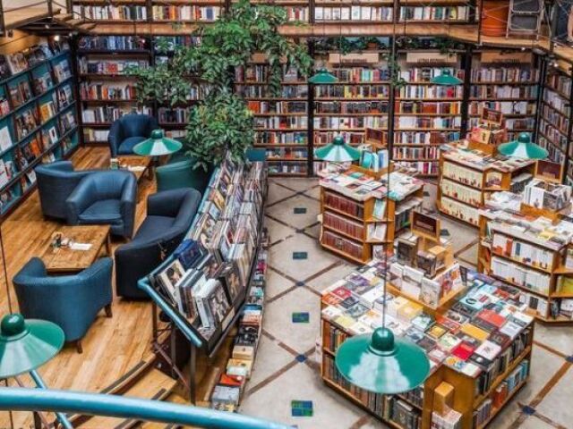 Ir á uma livraria comprar algo e depois voltar pra casa.