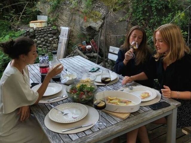 Reunir com amigos para comer,conversar ou jogar algo.