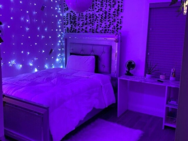 Quarto com luz de led roxo escuro para dormir super bem